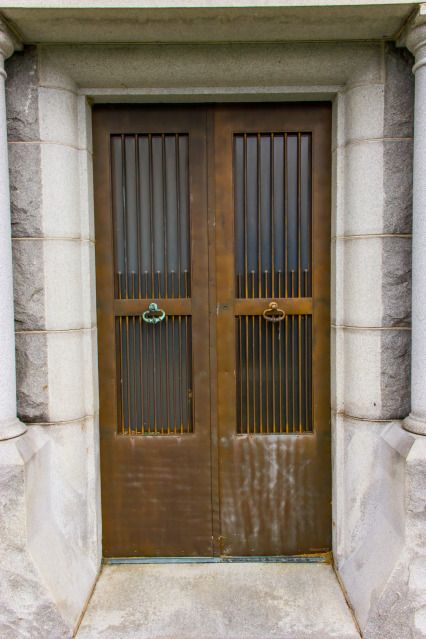 IMAGE: http://i238.photobucket.com/albums/ff109/wiffmajig/LindsayMonumentDoors.jpg