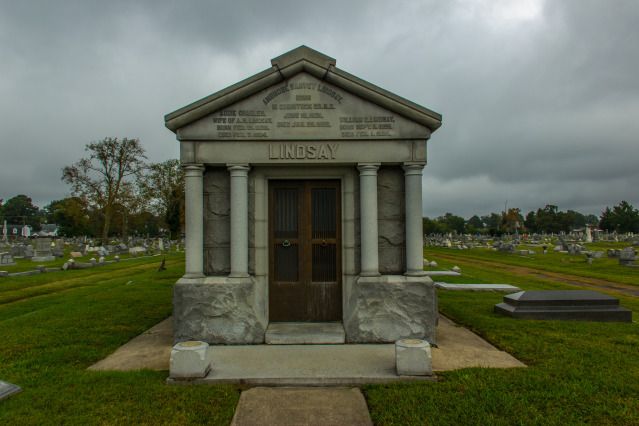 IMAGE: http://i238.photobucket.com/albums/ff109/wiffmajig/LindsayTomb-2.jpg