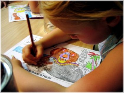 child drawing picture