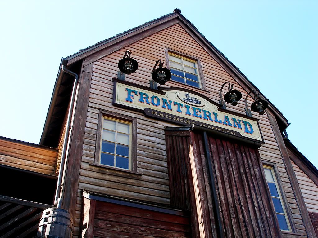 MK_Frontierland_sign.jpg