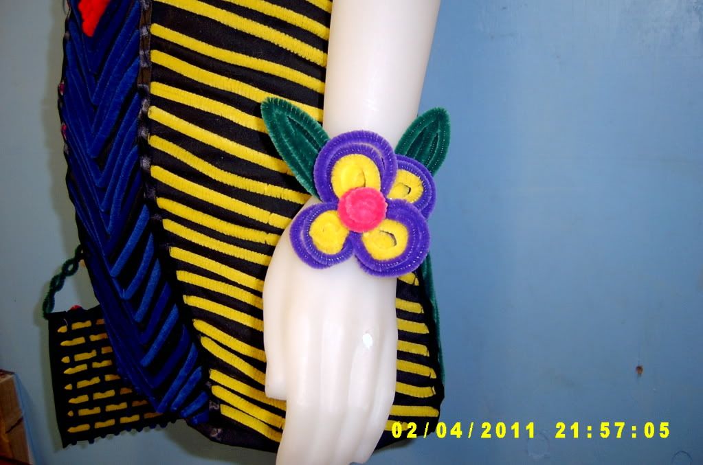 pom pom & pipe cleaner party dress CRAFTSTER CRAFT CHALLENGES