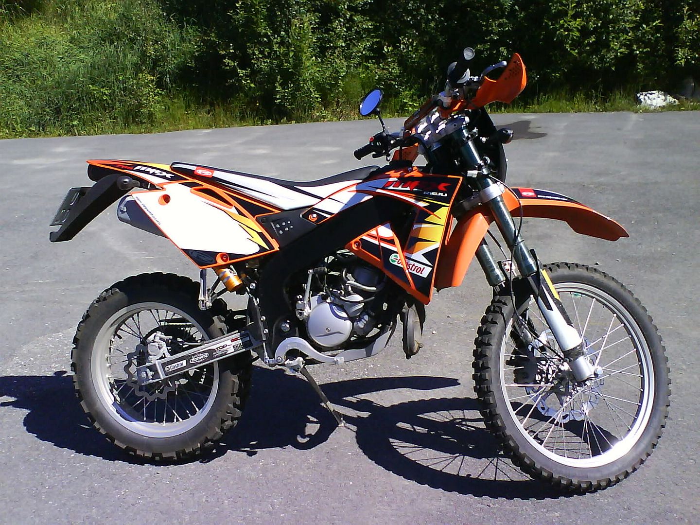 større