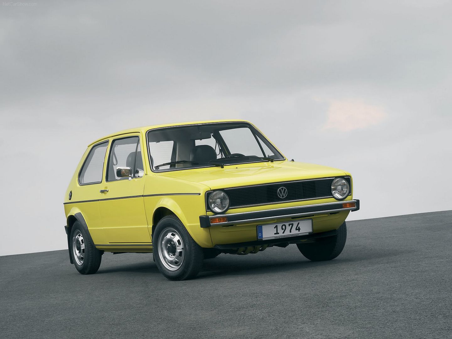Volkswagen-Golf_I_1974_1600x1200_wallpaper_01.jpg