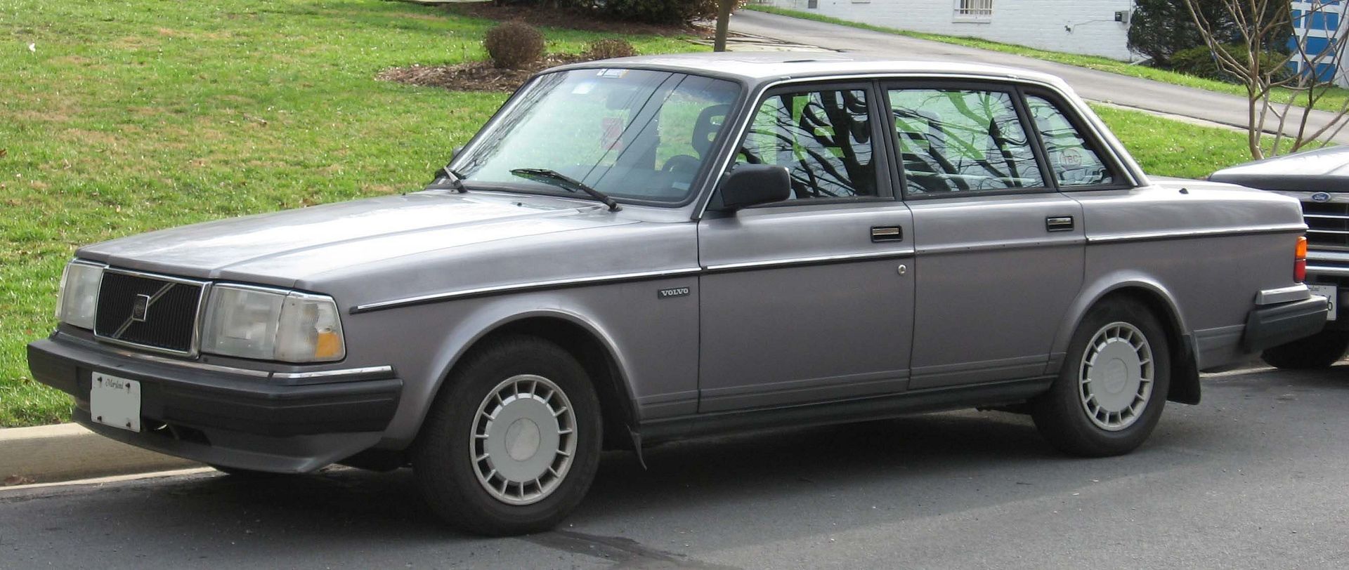 Volvo-240DL.jpg