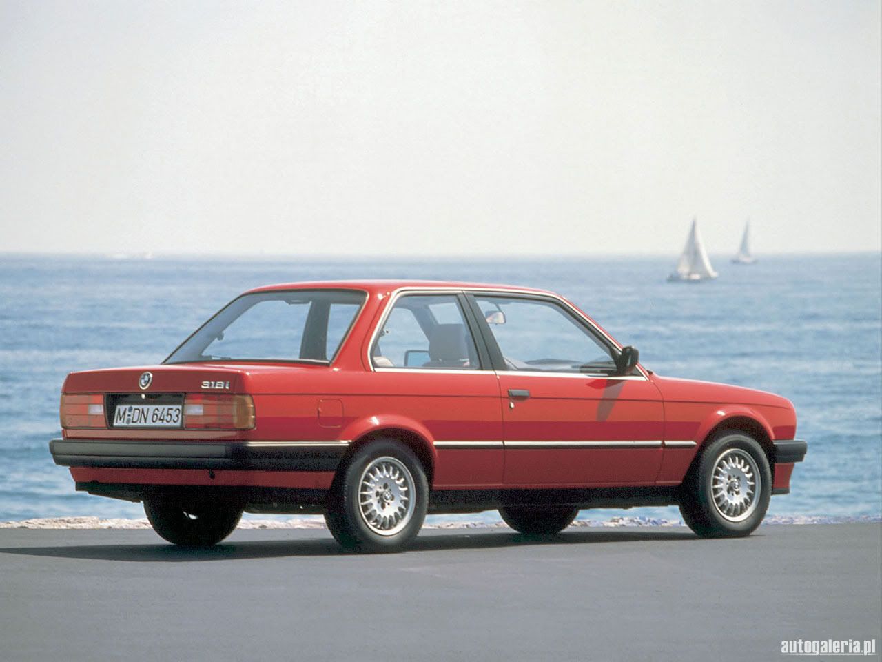 bmw_318i_1987_01_b.jpg