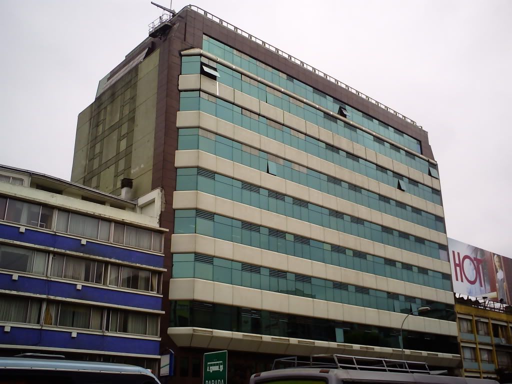 Edificio con mucho vidrio que aguantó a la perfección